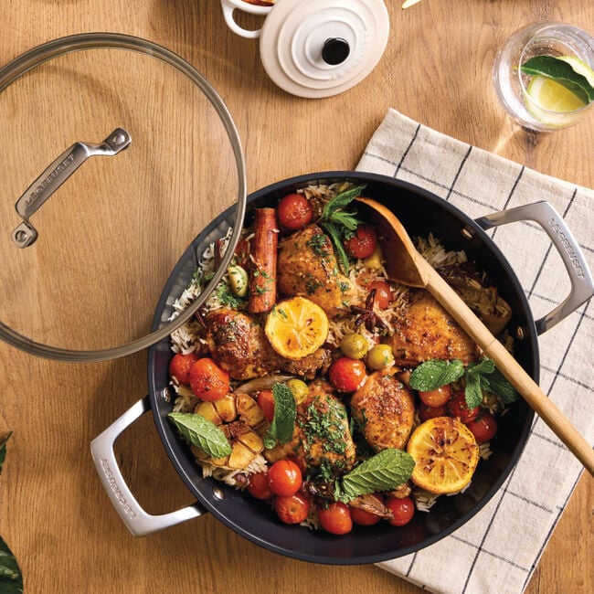 Le Creuset Online Essential Non-stick Ceramic Shallow Braiser with Glass Lid - Essential Non-stick Ceramic Shallow Braiser with Glass Lid
