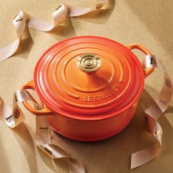 Le Creuset Online Signature Round Dutch Oven with Crucible Knob - Signature Round Dutch Oven with Crucible Knob