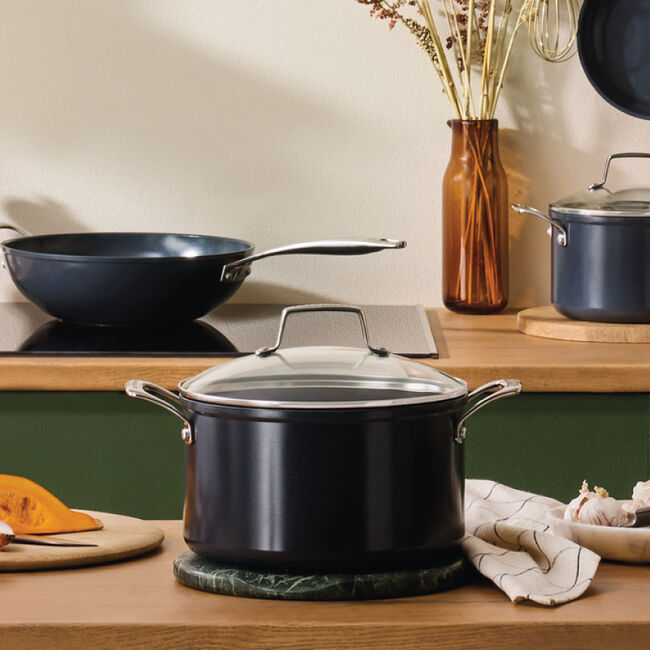 Le Creuset Online Essential Non-stick Ceramic Stockpot with Glass Lid - Essential Non-stick Ceramic Stockpot with Glass Lid