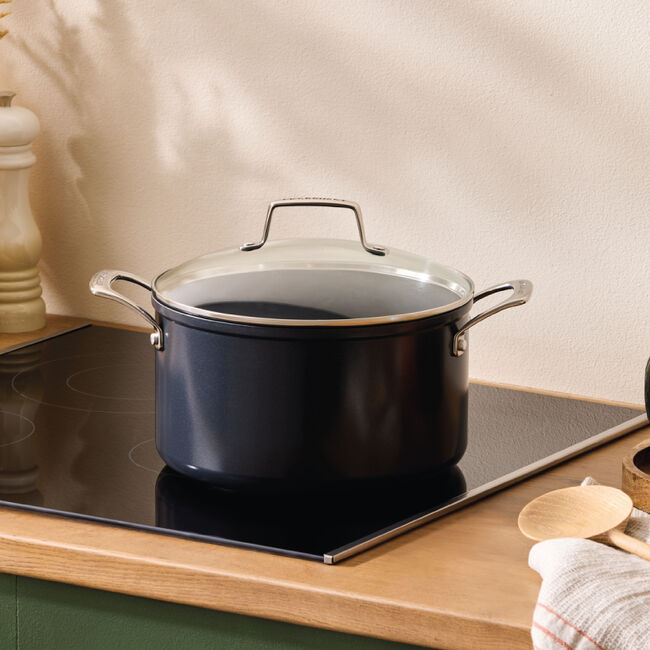 Le Creuset Online Essential Non-stick Ceramic Stockpot with Glass Lid - Essential Non-stick Ceramic Stockpot with Glass Lid - Image 4